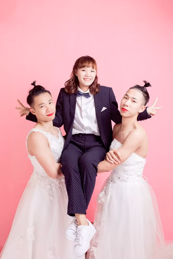 Trong một phút ngẫu hứng, Trinh đã "dụ dỗ" hai cậu em chụp bộ ảnh "ngược đời". Ban đầu hai chàng trai "chuẩn men" giãy nảy như "đỉa phải vôi" khi nghe ý tưởng phải mặc váy cưới của chị gái.