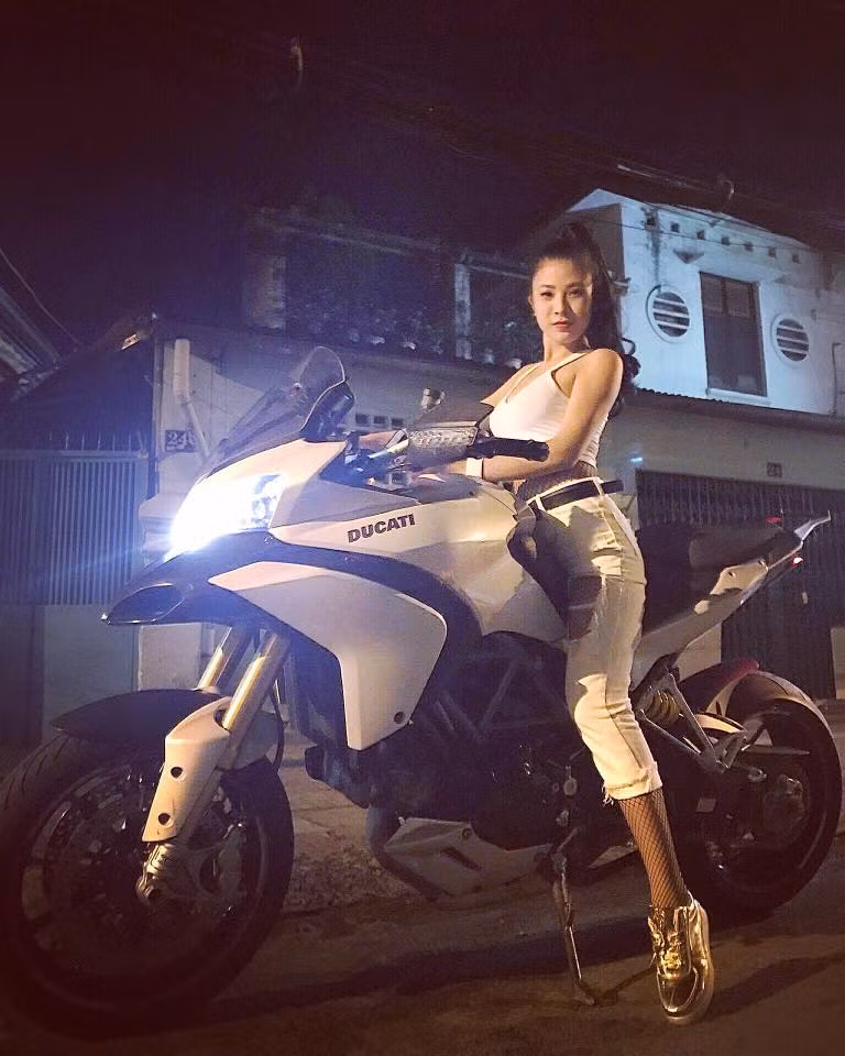 Bên cạnh đó, cô bạn quê Bắc Giang này cũng có đam mê cực lớn với những xế khủng.