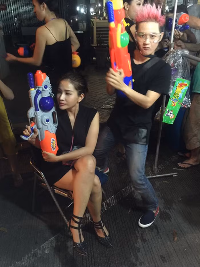 Lễ hội té nước Songkran thường diễn ra trong khoảng ngày 13 - 15 tháng 4 dương lịch với ý nghĩa ăn mừng một bắt đầu mới, tình cảm thân thiết giữa người với người – thường được thể hiện qua hành động té nước vào nhau.