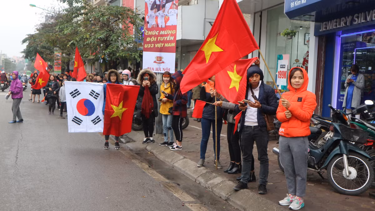 Thời tiết Hà Nội hiện mặc dù mưa và lạnh nhưng các CĐV cũng đã đứng dọc hết các tuyến đường có tuyến xe buýt đưa đội tuyển U23 Việt Nam đi qua.