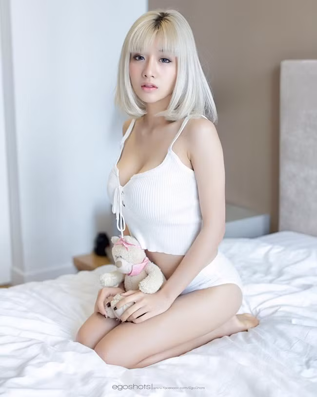 Dù để tóc ngắn hay tóc dài, Lookgade Chadaporn cũng rất trung thành với màu tóc bạch kim. Màu tóc làm nên nét khác biệt, nét đặc trưng của hot girl người Thái Lan này.