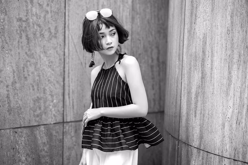 Người mẫu ảnh lookbook được cộng đồng mạng nhắc tới với gương mặt búp bê đó là Mai Kỳ Hân (nickname Ti), cô nàng sinh năm 1995 này hiện là sinh viên trường Đại học Quốc tế - Đại học Quốc gia TP.HCM.