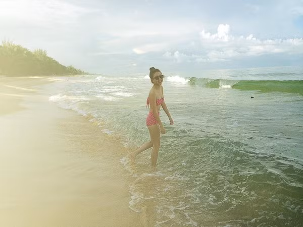 Quỳnh Anh Shyn là hot girl đình đám 2015 với khá nhiều scandal từ tình ái đến diễn xuất. Cô nàng này cũng sở hữu vòng một không được đẫy đà.