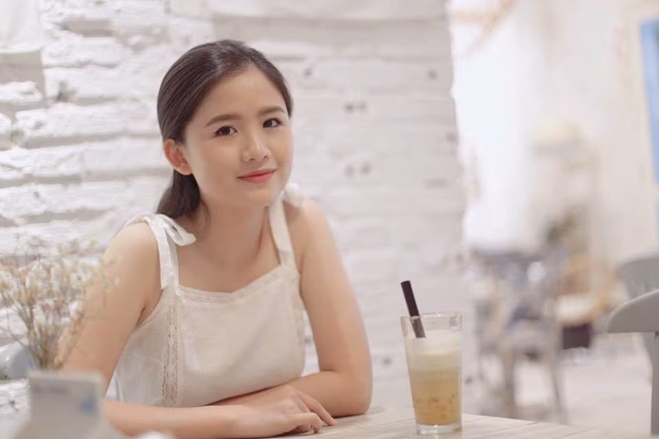 Xinh đẹp, tài năng và được tham gia một sự kiện trọng đại, Phương Đông ngay lập tức được chú ý và tạo ra rất nhiều thiện cảm với tất cả mọi người. Hơn một năm sau ngày diễn ra sự kiện đặc biệt đó, cuộc sống của nữ sinh 9X này đã có nhiều thay đổi. Hiện tại, cô bạn đang học năm cuối ở Học viện Ngoại Giao Việt Nam ngành Chính trị quốc tế và và Ngoại giao.