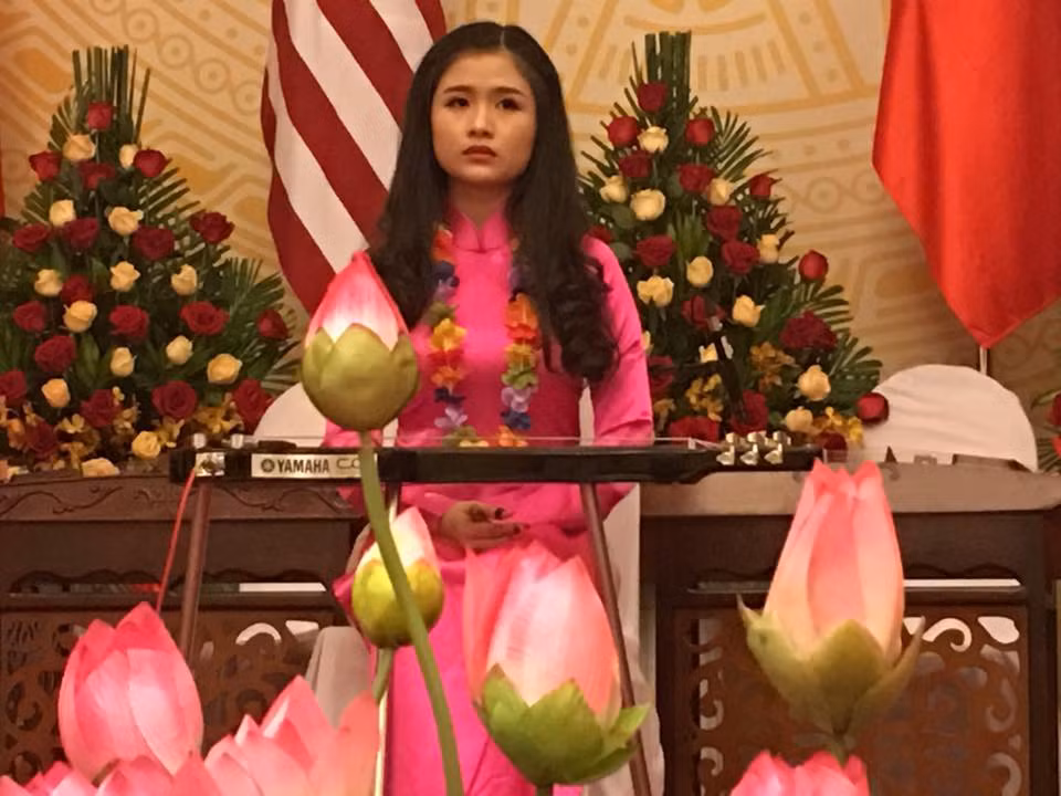 Trong buổi tiếp đón ngài Tổng thống Mỹ Barack Obama diễn ra ở Trung Tâm hội nghị Quốc Tế, nữ sinh Việt - Hoàng Hậu Phương Đông đã để lại ấn tượng vô cùng sâu sắc bằng màn biểu diễn đàn Guitar Hawaii.