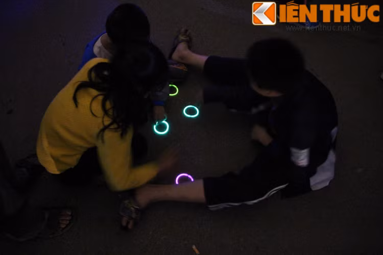 Các bạn trẻ còn tái hiện trò "búng chun" trong 60 phút hành động vì trái đất năm 2017.