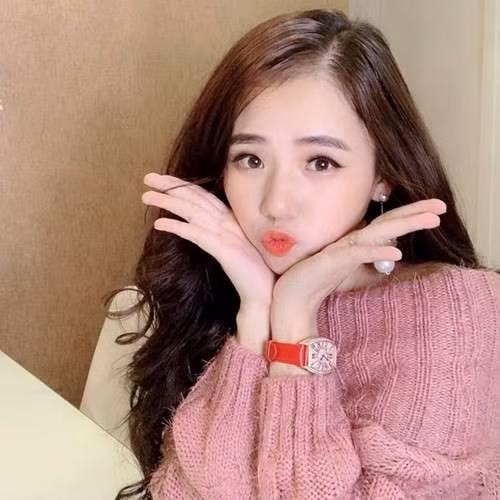 Cũng chính nhờ chất giọng ấm áp và khả năng chơi nhạc cụ dân tộc, hot girl cover này sở hữu kênh YouTube hơn 1 triệu lượt theo dõi, mang về cho riêng cô "nút vàng" chỉ trong vòng 4 tháng.