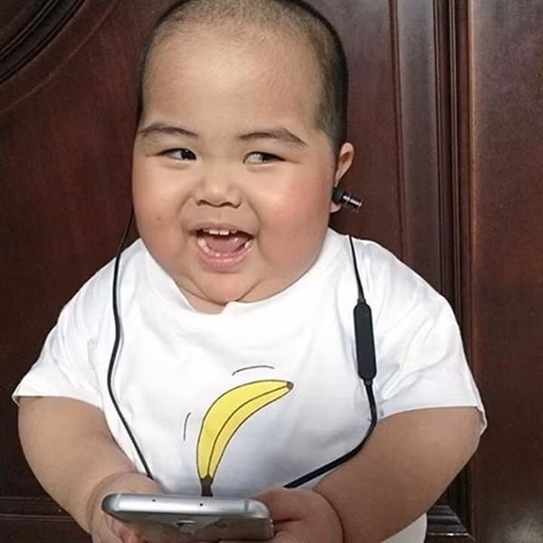 Theo chia sẻ của một số cư dân mạng, họ cảm thấy rất thoải mái tinh thần khi xem những hình ảnh và clip của nhóc tì Indonesia này. Nó giúp giải tỏa những căng thẳng đang có trong họ.