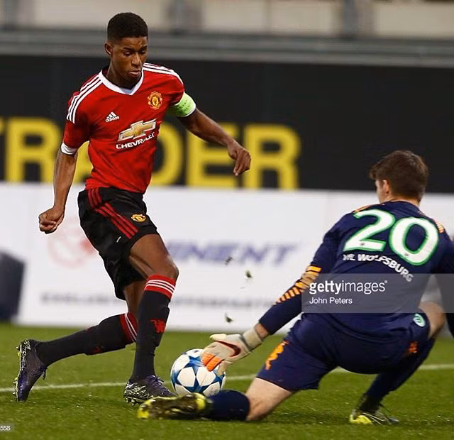 Marcus Rashford ngày 31/10/1997 tại Manchester. Anh có thời gian dài tập luyện ở lò đào tạo Fletcher Moss, nơi sản sinh ra những cầu thủ như Wes Brown, Danny Welbeck và Ravel Morrison.