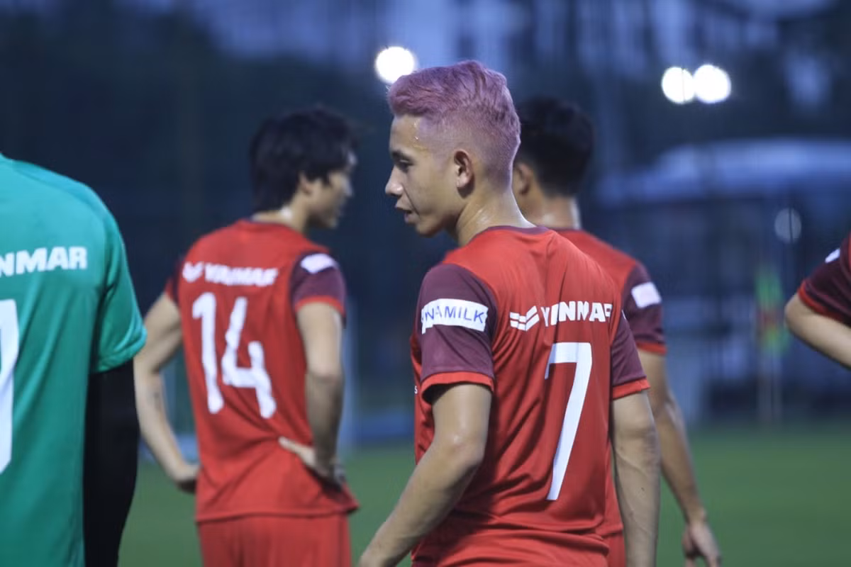 Vẻ ngoài của Hồng Duy "Pinky" mang đến không khí vui vẻ và thoải mái cho buổi tập của đội tuyển Việt Nam.