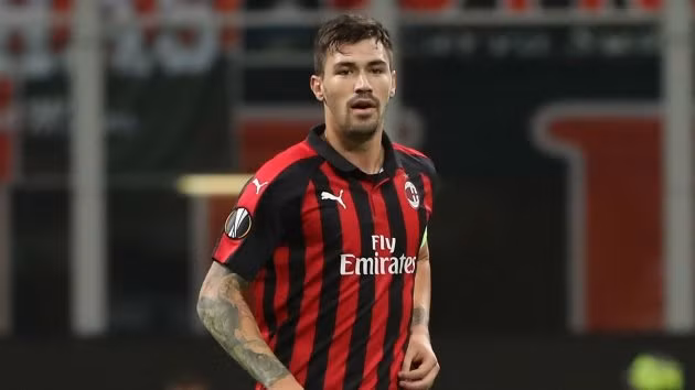 Juventus cần một cái tên trẻ trung cho hàng thủ quá tuổi của mình vì thế họ đang nhắm đến mục tiêu của Chelsea, Alessio Romagnoli hiện đang thi đấu cho AC Milan.