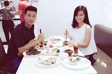 Nói về việc là bạn gái của một cầu thủ nổi tiếng, Thuỳ Dương chia sẻ mình không hề áp lực vì bình thường, cô nàng sống khá thoải mái và dân giã. "Mình không phải là người nổi tiếng, cuộc sống cũng đơn giản nên không sợ ai soi mói. Tình cảm của 2 tụi mình chân thành và cũng công khai lâu rồi nên mình không lo lắng gì hết".