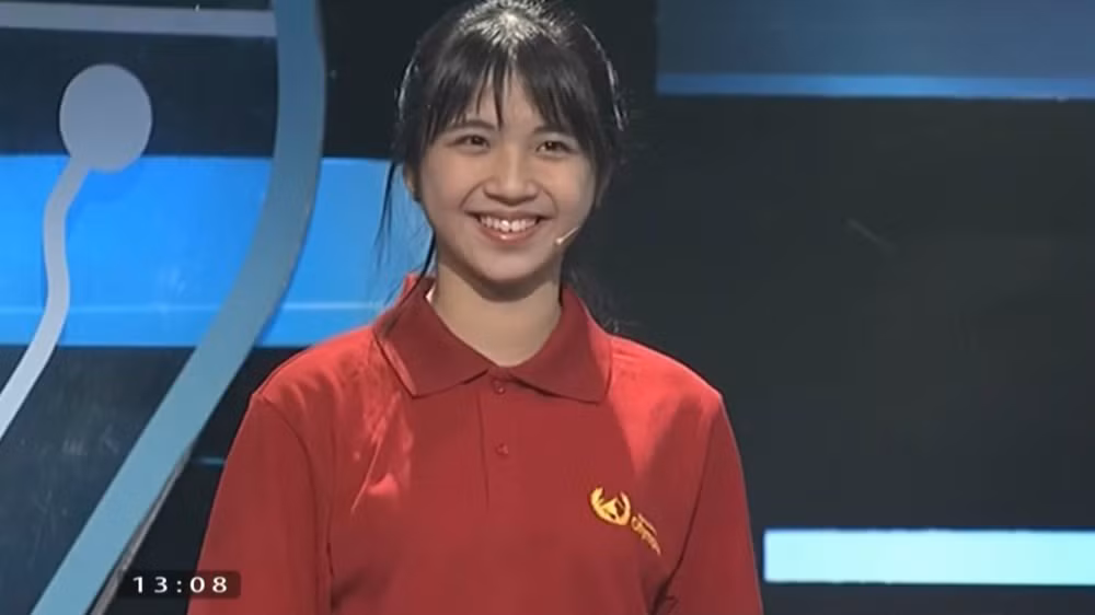 Vào đầu tháng 3/2016, hình ảnh một cô bạn thí sinh trong Đường lên đỉnh Olympia đã được chia sẻ rộng rãi với dòng caption "Đây là thí sinh nữ đang gây náo loạn tại trường quay S14 lúc này". Với gương mặt xinh xắn cùng nụ cười duyên dáng, bạn nữ này đã làm không ít người phải "xiêu lòng" khi trót xem ảnh.
