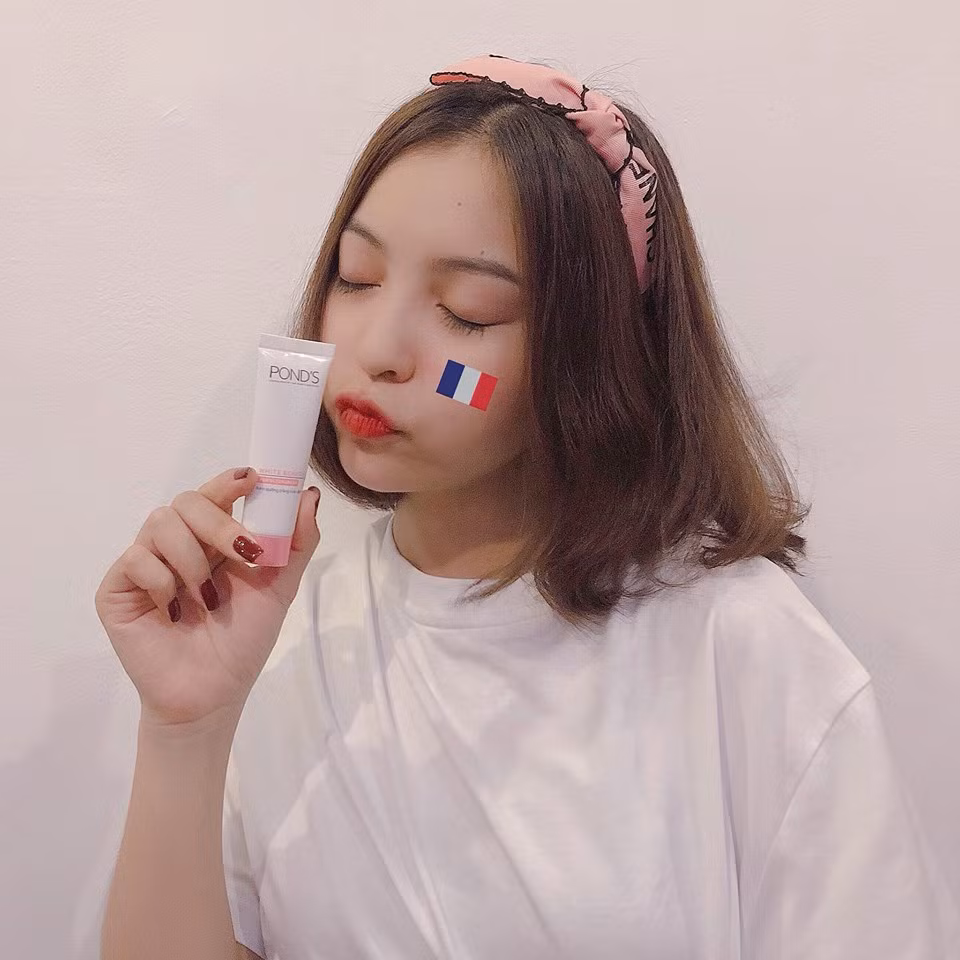 Hàng loạt cư dân mạng tổng tấn công trang cá nhân của Nhật Lê và để lại không ít bình luận gay gắt.