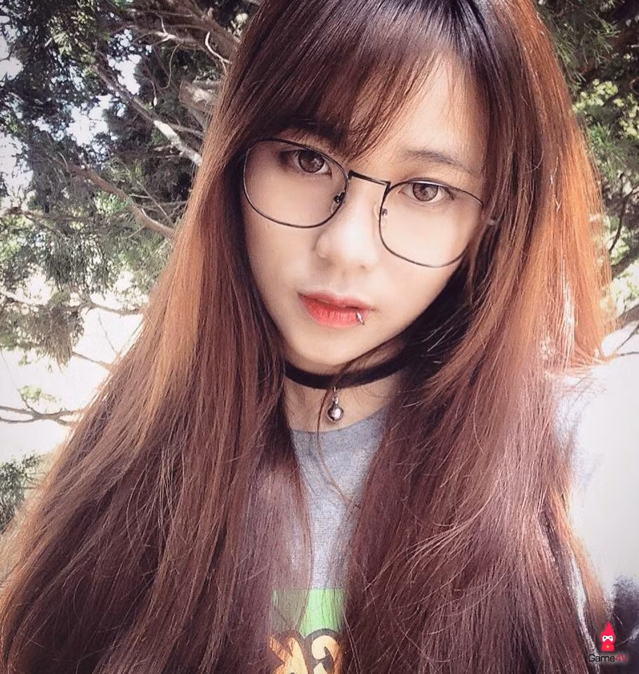 Misthy sở hữu trang fanpage riêng với lượng like lên tới 1,2 triệu người. Khác với Xuka Nhật Hoa có vẻ xinh xắn khá dịu dàng, Misthy lại ghi dấu ấn bởi phong cách cá tính, mạnh mẽ, đặc biệt là với chiếc khuyên nhỏ ở môi.