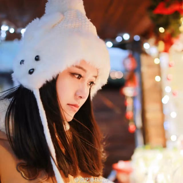 Sau khi những bức ảnh chụp ảnh xinh lung linh dưới tuyết của Tư Nghệ Luân được đăng tải thì tên tuổi của cô gái sinh năm 1995 này đã vượt ra khỏi khuôn viên của trường Đại học Vật lý Công nghiệp Bắc Kinh.