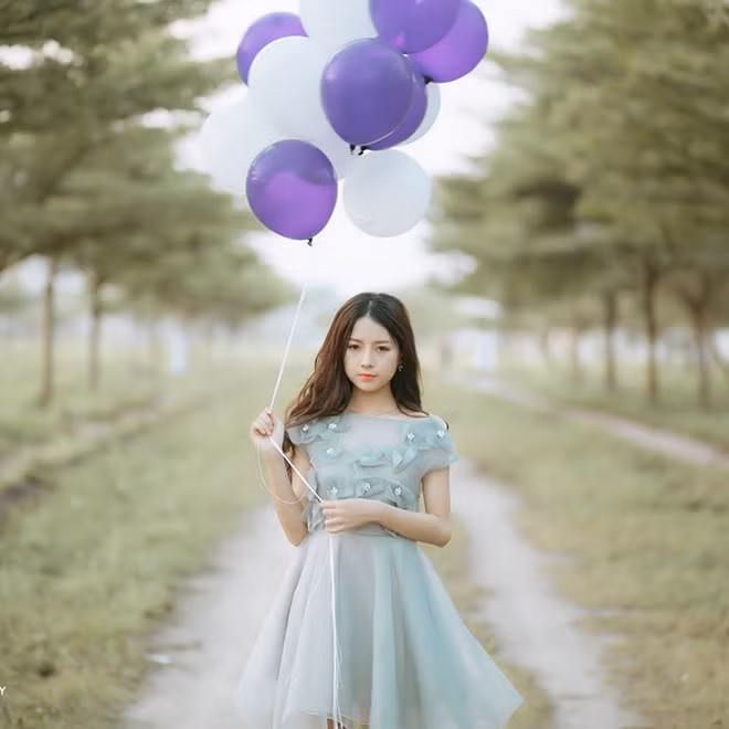 Theo tìm hiểu, cô gái gây sốt mạng bằng bộ đồng phục cảnh sát cứu hỏa trên có tên Nguyễn Phương Thảo 18 tuổi, quê Đắk Lắk. Hiện, nữ sinh học tại Trung tâm Huấn luyện Hàng không, chuyên ngành An ninh Truyền thông.