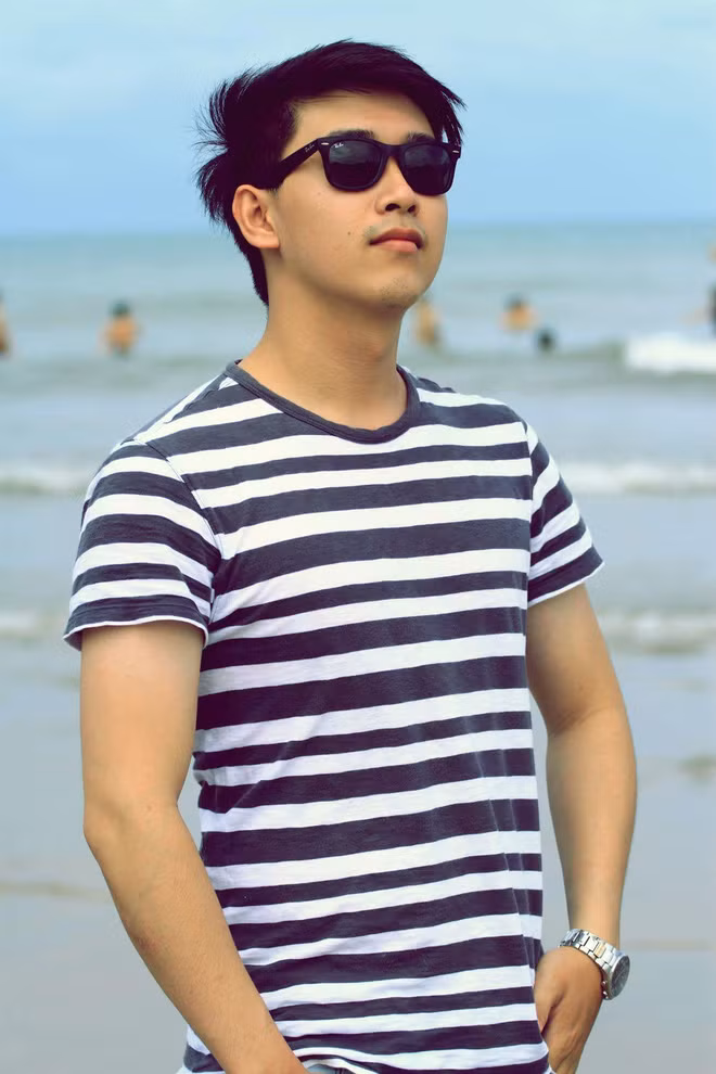 Tuy nhiên, chính Minh Đăng khẳng định rằng anh không phải thầy giáo như dân mạng nhầm tưởng. Anh chỉ tham gia các hoạt động tại trường cấp III với tư cách là người hỗ trợ giáo viên và học sinh trong các hoạt động ngoại khóa, giao lưu Đoàn đội.