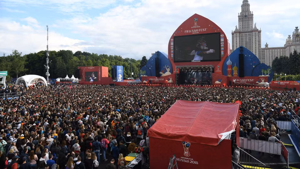 Thời gian trái bóng World Cup 2018 mang tên Telstar 18 lăn trên các sân cỏ nước Nga chỉ còn được tính bằng giờ và mọi thứ ở xứ sở Bạch Dương đã sẵn sàng với sự kiện bóng đá tầm cỡ thế giới này.