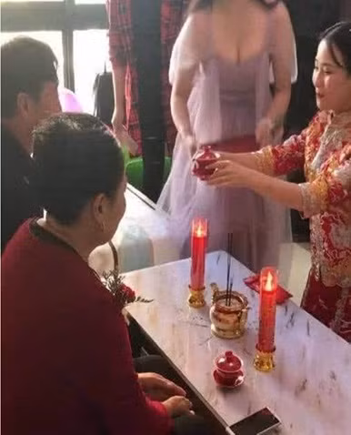 Sau khi được lan truyền trên mạng, bức ảnh này đã thu hút rất nhiều ý kiến nhận xét từ phía cư dân mạng. Phần lớn bình luận cho rằng việc ăn mặc hở hang khi đi dự đám cưới, nhất là đám cưới tổ chức ở quê là một điều rất vô duyên.