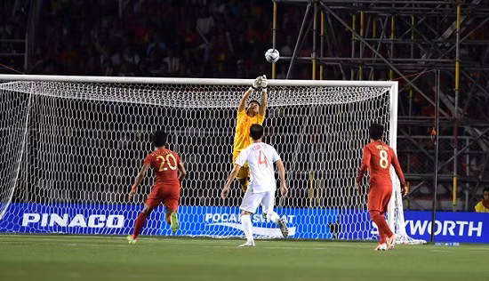 Sau pha phạm lỗi của Văn Hậu ở phút thứ 6, U22 Indonesia được hưởng một quả đá phạt từ khoảng cách 30m. Rất may Văn Toản đã chơi tập trung và đẩy bóng thành công. Mười phút đầu chứng kiến sự lấn lướt của các cầu thủ áo đỏ Indonesia.
