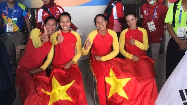 - HLV trưởng Olympic Bahrain ấm ức sau trận thua Olympic Việt Nam: Để thua 0-1 trước Olympic Việt Nam tại vòng 1/8 bóng đá nam ASIAD 2018, HLV Samir Chammam của Olympic Bahrain cho rằng trọng tài chính đã cướp bàn thắng của họ và không hài lòng về chiếc thẻ đỏ. - Olympic Việt Nam thám thính đối thủ Syria và Palestine: Trận đấu giữa Syria và Palestine có 2 vị khách đặc biệt. Đó là các trợ lý của HLV Park. Họ quay hình, ghi chép số liệu của 2 đội, bởi họ sẽ là đối thủ nếu Việt Nam vào tứ kết. - Wushu Việt Nam lại lỡ HCV Asiad 2018: Trường Giang giành HCB Asiad 2018 nội dung tán thủ hạng 56kg dành cho nam. Anh thua Shen Guoshun của Trung Quốc với tỷ số 0-2 trong trận chung kết diễn ra tại JIExpo Kemayoran (Jakarta) sáng nay (23/8).