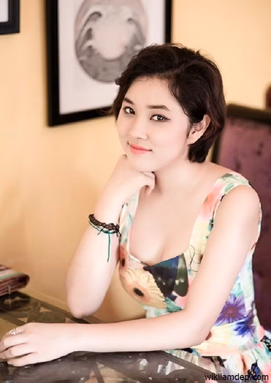Với mái tóc ngắn uốn xoăn nhẹ giúp gương mặt Bảo Trâm trở nên thanh thoát hơn.