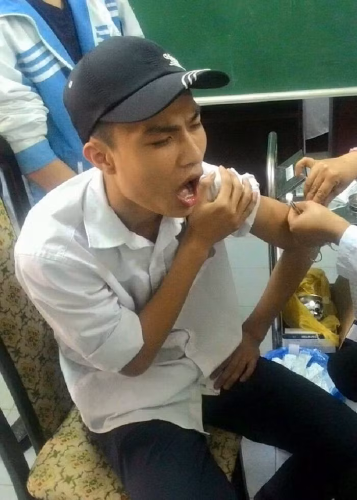 "Đừng nghĩ rằng thanh niên lớn rồi là không còn sợ tiêm chủng! Quả đúng là "chích" xong thì như kiến cắn, nhưng bắt đầu thấy bác sĩ cầm kim tiêm lên chuẩn bị chích thì than ôi sự dũng mãnh của các soái ca nay còn đâu!"