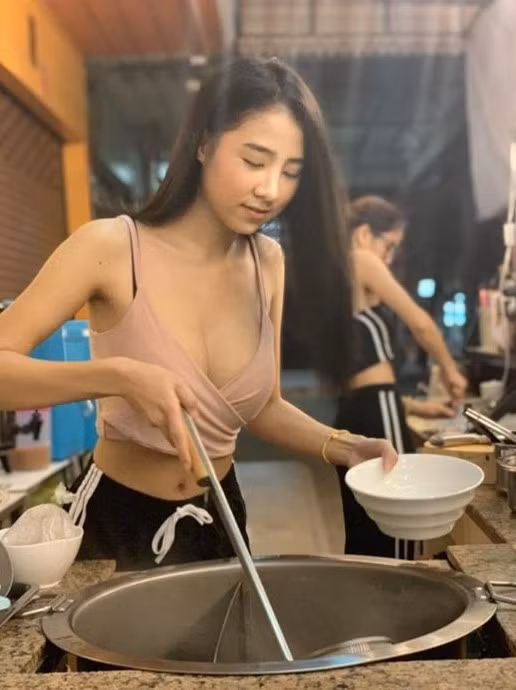 Ngay sau khi xuất hiện. cô chủ quán mỳ Thái Lan đã được hàng loạt các trang tin tức tại xứ Chùa Vàng đưa tin và dân mạng lùng sục truy tìm danh tính.