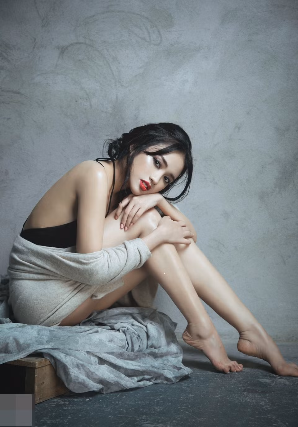 Donna Nguyễn từng tốt nghiệp trường Cao đẳng Văn hóa Nghệ thuật Du lịch. Sau đó, cô quyết định đi theo con đường người mẫu tự do.