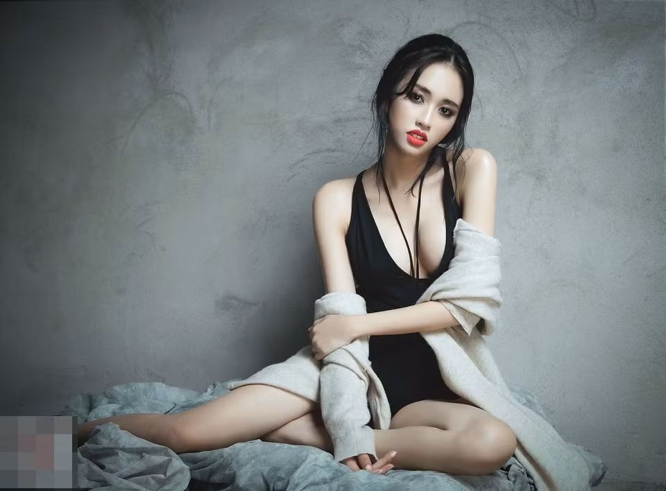 Trên con đường nghệ thuật của mình, Donna Nguyễn từng lọt vào top 25 Miss PNJ 2011, Top 15 F-idol 2011 và giải Hotgirl Phong Cách 2014 cuộc thi Ngôi Sao Mới.