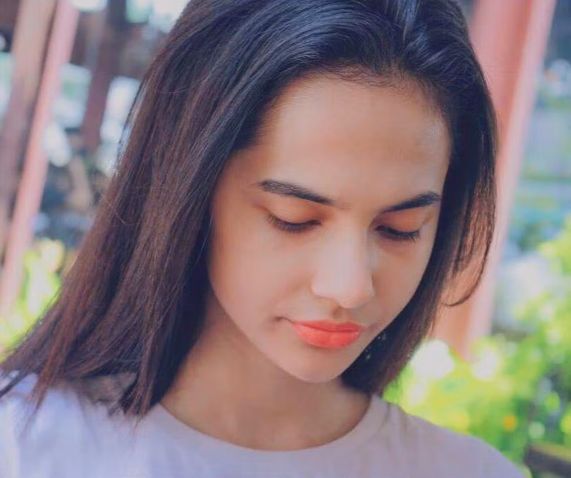 Emma Lê sở hữu gương mặt xinh đẹp, cuốn hút cùng thân hình thon thả, gọn gàng nên không khó để có thể trở thành tâm điểm thu hút sự chú ý của những nam sinh trong trường cũng như cư dân mạng.