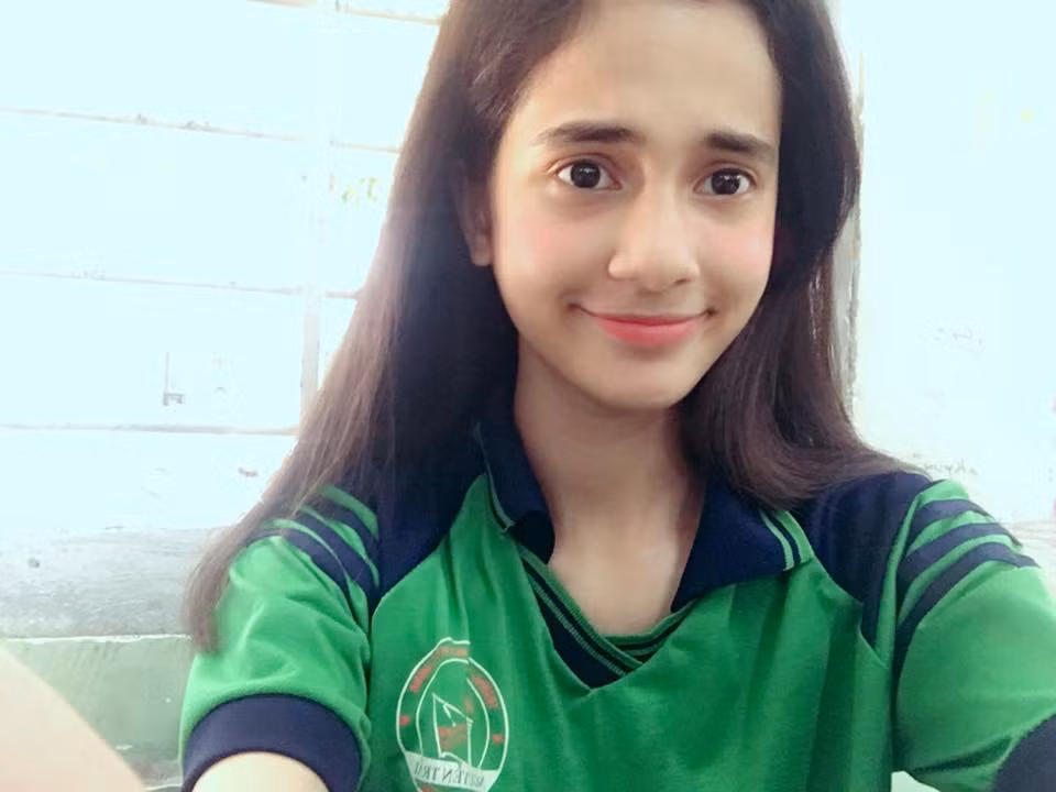 Được biết, ngay từ bé, Emma Lê đã sớm bộc lộ tố chất ở các môn thể thao như điền kinh và bóng chuyền. Vì vậy, cô gái lai Tây Ban Nha này được tham dự cuộc thi chạy điền kinh và bóng chuyền cấp quận.