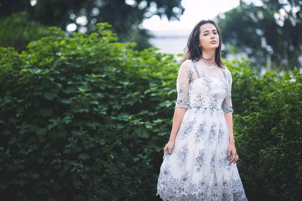 Emma Lê được sinh ra ở Việt Nam nhưng vẫn thường về xứ sở "bò tót" mỗi dịp hè đến. Chính bởi việc, qua lại giữa 2 đất nước nên cô bạn này có thể thành thạo 3 ngoại ngữ là Việt, Pháp, Anh và Tây Ban Nha.
