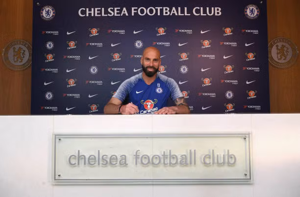 Chỉ một ngày sau khi Pulisic ra mắt, Chelsea tiếp tục đón nhận thêm tin vui về mặt nhân sự khi Willy Caballero quyết định ký kết hợp đồng gia hạn thêm một năm. Caballero sẽ ở lại và thi đấu cho Chelsea trong mùa giải 2019/20.