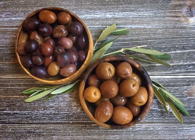 Quả ô liu: Loại quả này làm giảm tiết nước bọt trong miệng, khiến bạn ít có khả năng bị buồn nôn hoặc nôn mửa. Ăn vài quả ô liu trước khi khởi hành hoặc mang theo vài quả khi di chuyển. Ảnh: Oplatium.