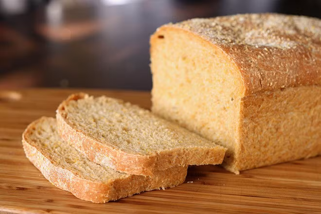 Bánh mì: Theo New York Times, bạn nên ăn bánh mì và các lọa ngũ cốc nguyên hạt trước khi lên tàu xe. Chúng có tác dụng hỗ trợ cho quá trình tiêu hóa nhanh hơn, nhờ vậy ngăn ngừa cảm giác choáng váng, nôn nao. Ảnh: Newyorktimes.
