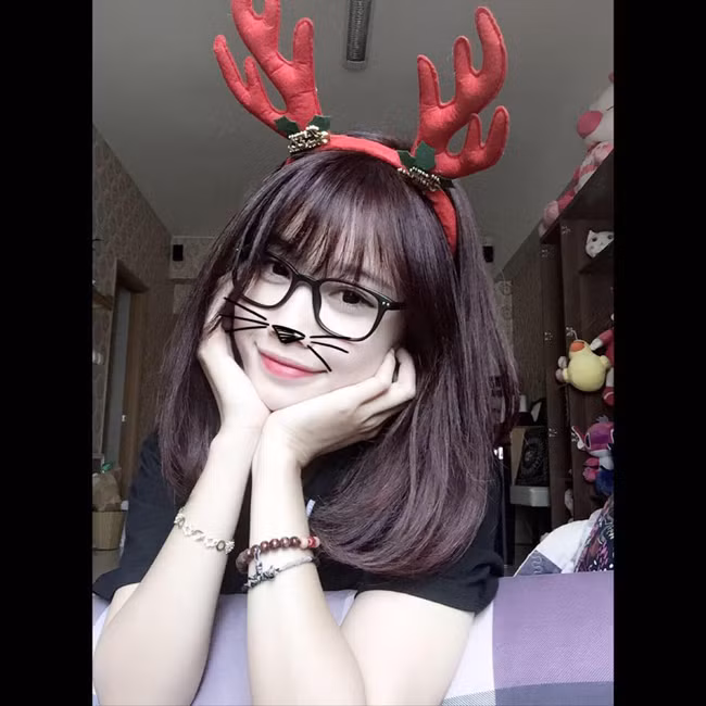 Mặc dù đã công khai chuyện tình cảm nhưng trên trang cá nhân của Văn Toàn và Trang Nhung đều rất ít khi đăng về nhau. Họ chỉ chia sẻ những khoảnh khắc vui vẻ bên bạn bè và gia đình mỗi khi được nghỉ ngơi sau những ngày học và thi đấu xa nhà.