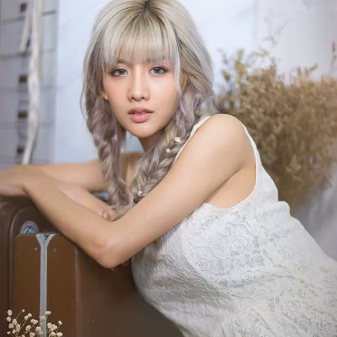 Cũng chính việc được cư dân mạng để mắt tới, đã giúp hot girl ngực khủng này trở nên nổi tiếng và nhận được nhiều lời mời hợp tác chụp ảnh mẫu.