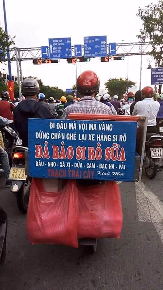 Chỉ đơn thuần là 1 câu quảng cáo nhưng người bán siro đá bào đã vận dụng cả ca dao vào trong tấm biển hiệu của mình.