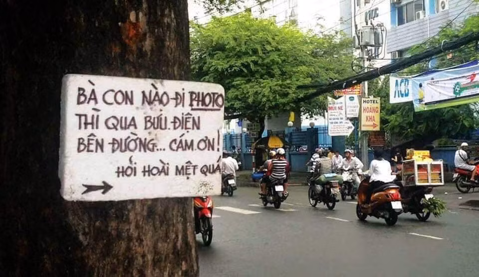 Bảng chỉ dẫn tới hiệu photo khá đời thường nhưng vô cùng ấm lòng.