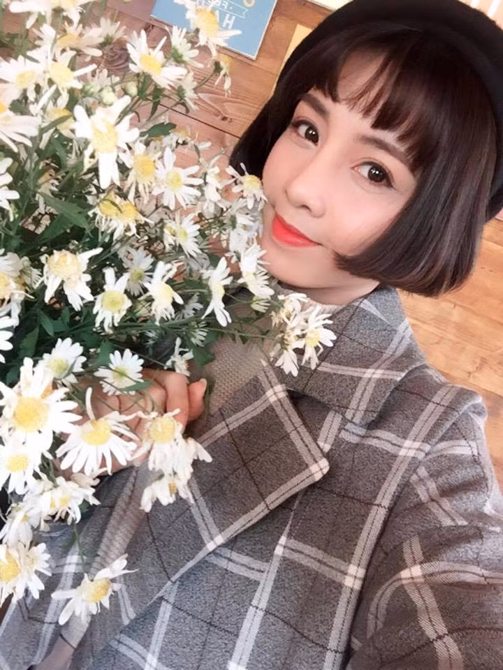 Có được khuôn mặt mới với nhiều nét ưa nhìn, Kim Phượng tự tin trong công việc khi giao tiếp với khách hàng. Ngoài ra, cô bạn này còn thường xuyên chụp ảnh cùng gương mặt xinh xắn trải qua bao đau đớn mới có được. Ảnh trong bài: FBNV.