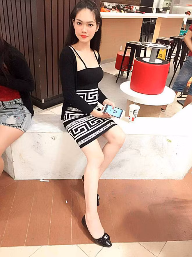 "Ba chửi nếu em im ba sẽ bực bội, nhưng chỉ cần đáp lại là ông càng nói lớn, đập đồ đạc trong nhà. Hôm sau, ba lại bình thường, lại im lặng. Hai ba con lại rơi vào tình trạng không nói chuyện với nhau." Thành Đạt chia sẻ về những ngày mới trở thành con gái thực sự.
