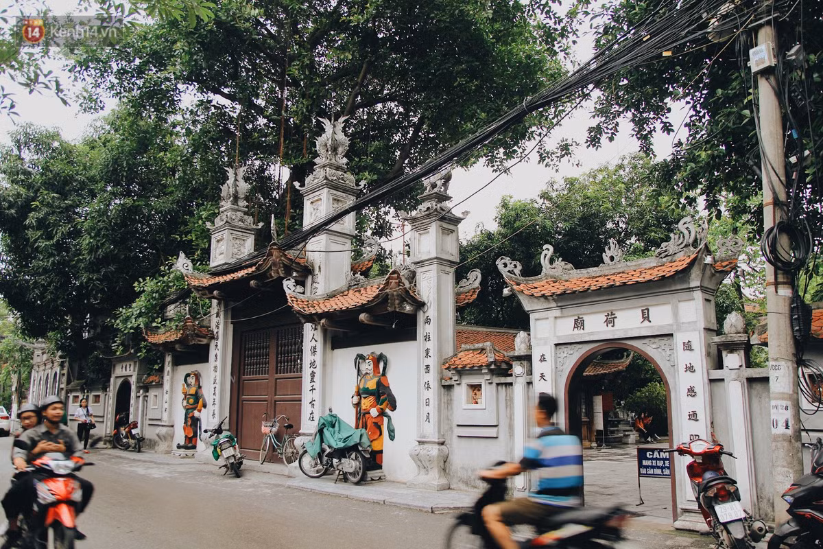 Chùa Hà có tên chữ là Thánh Đức tự, cùng với Đình Bối Hà, lập thành cụm di tích Đình – Chùa Hà, trước thuộc thôn Bối Hà, xã Dịch Vọng, Huyện Từ Liêm, nay thuộc phố Chùa Hà (Dịch Vọng, Cầu Giấy, Hà Nội).