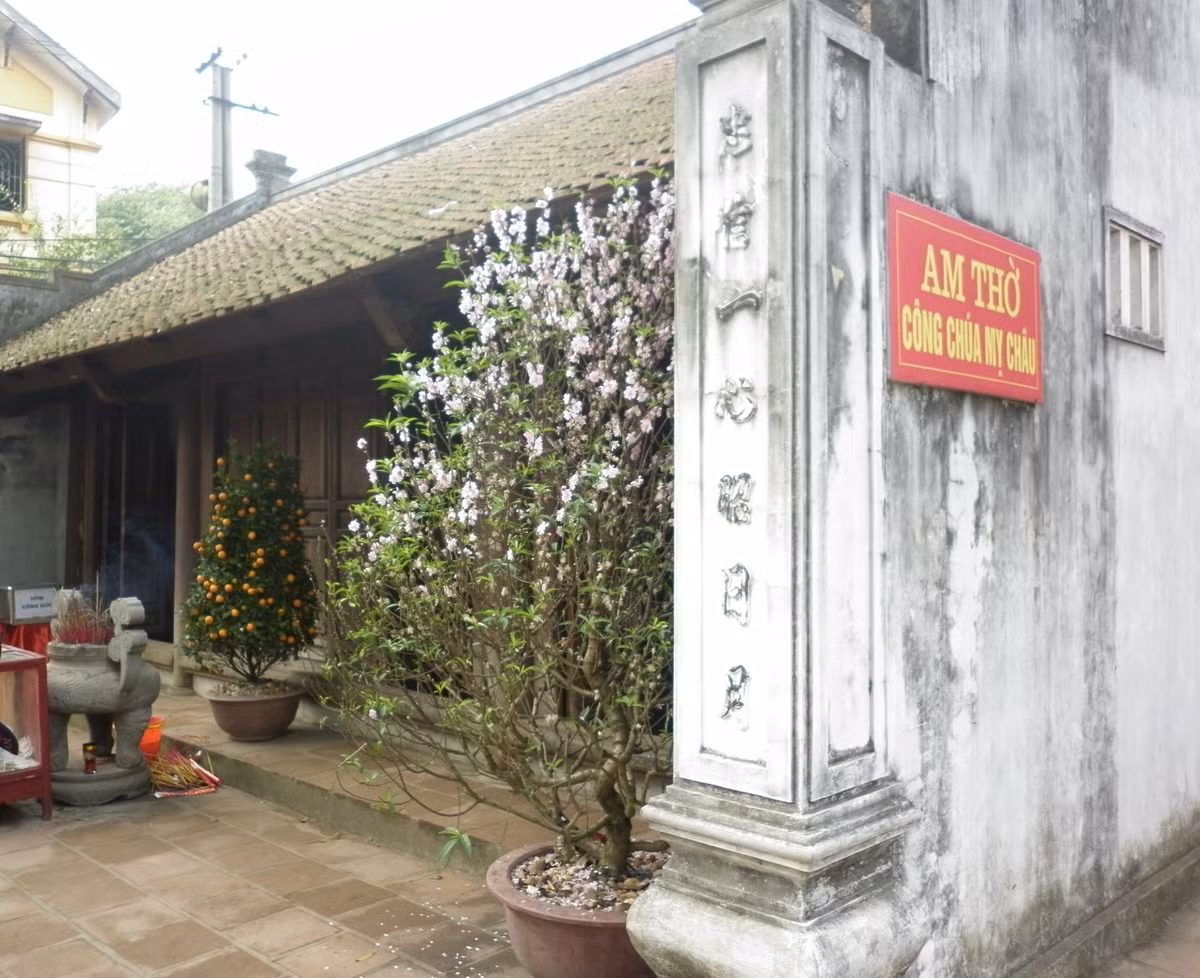 Am Mỵ Nương nằm trong chùa Cổ Loa (Hà Nội). Trong chùa, có am nhỏ thờ một bức tượng không đầu được trang trí rất đẹp và sang trọng. Câu chuyện tình cảm sắt son, chung thủy của nàng Mỵ Nương cùng Trọng Thủy khi xưa đã khiến bao người cảm động, tin tưởng rằng đến nơi đây cầu duyên sẽ được linh ứng.