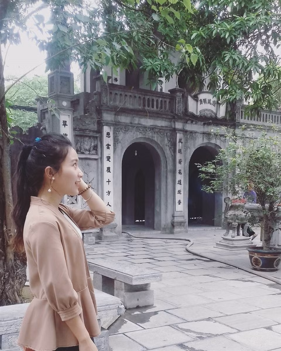 Đã từ rất lâu rồi chùa Hà đã trở thành ngôi chùa cầu duyên linh thiêng có tiếng ở miền Bắc, không cứ ngày Tết, mà bất kể khi nào, nhất là vào ngày Rằm, ngày mồng 1, nếu có dịp ghé thăm chùa Hà chắc chắn bạn sẽ không khỏi ngạc nhiên khi có rất đông các bạn trẻ đến đây để dâng hương và xem quẻ cầu duyên.