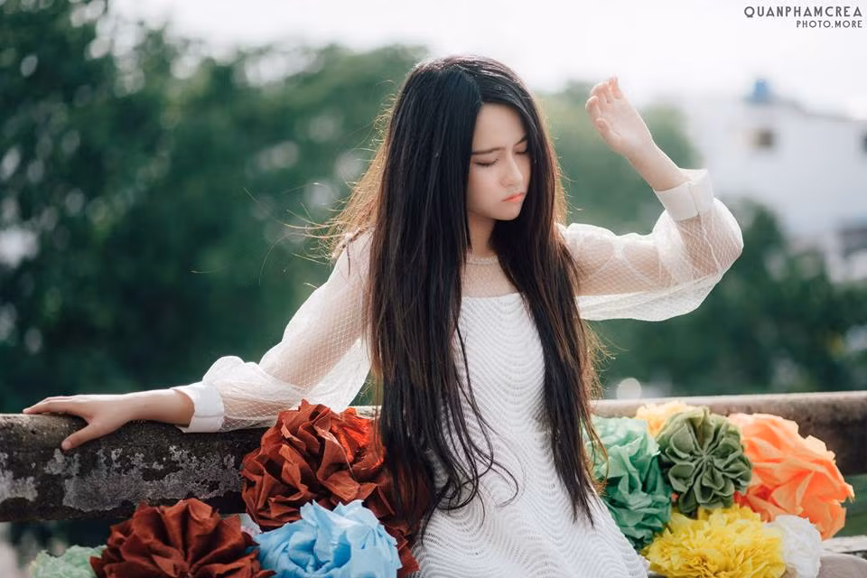 Sẵn tố chất của một stylist cùng gương mặt xinh đẹp, cô nàng hot girl mắt buồn không khó khăn để có những bức ảnh đẹp khiến dân mạng phải thổn thức vì mình.