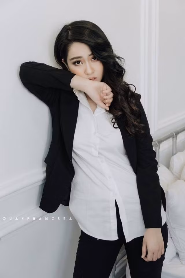 Lướt qua trang cá nhân của Bảo My, cư dân mạng có thể thấy được những bức hình với ánh mắt buồn nhưng không kém phần lung linh của cô nàng. Bên cạnh đó, cô bạn này cũng thường xuyên cập nhật những hình ảnh cá nhân xinh đẹp với trong nhiều concept khác nhau.