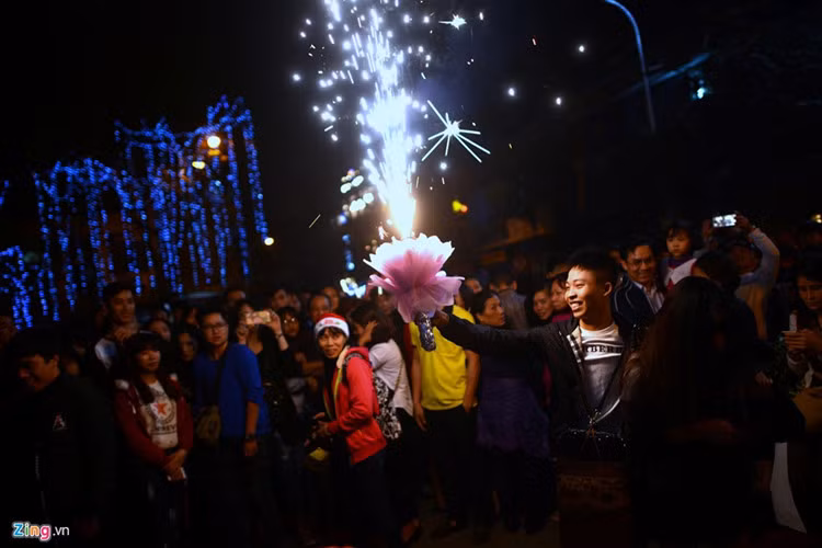 Bên cạnh đó, xung quanh quảng trường Nhà thờ Lớn có rất nhiều địa điểm ăn chơi được các bạn trẻ Hà thành biết tới như nem chua nướng ngõ Ấu Triệu, trà chanh Sinh Viên hay quán cafe Cộng với view nhìn cực đẹp. Ảnh: Zing