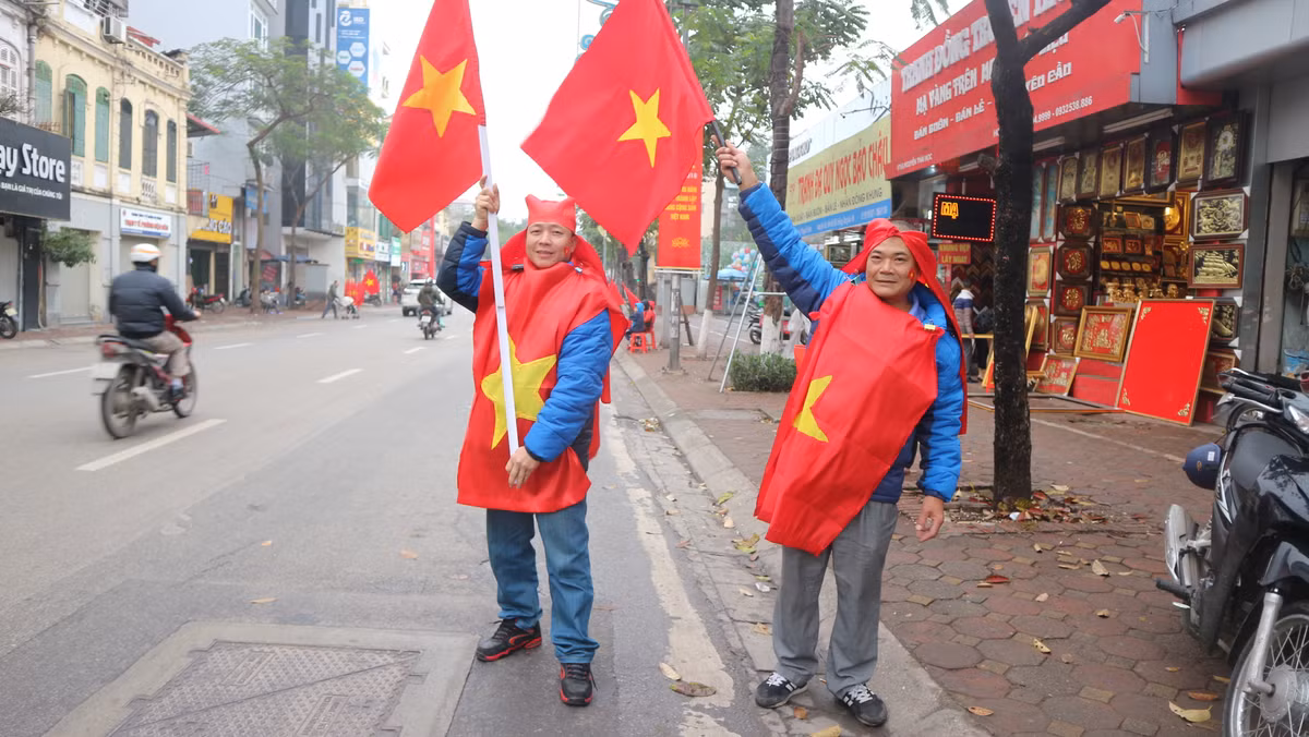 Hai CĐV nhiệt tình chờ đón U23 Việt Nam để tận hưởng không khí lễ hội.